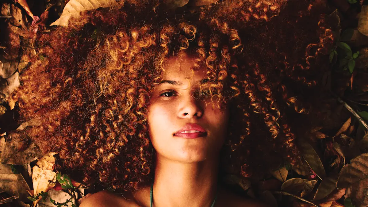 Entretenir des cheveux bouclés, bien pensé